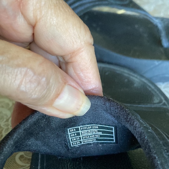 FIT FLOPS black size 8 very comfy thong sandals, hardly worn. See pictures. - Picture 6 of 10